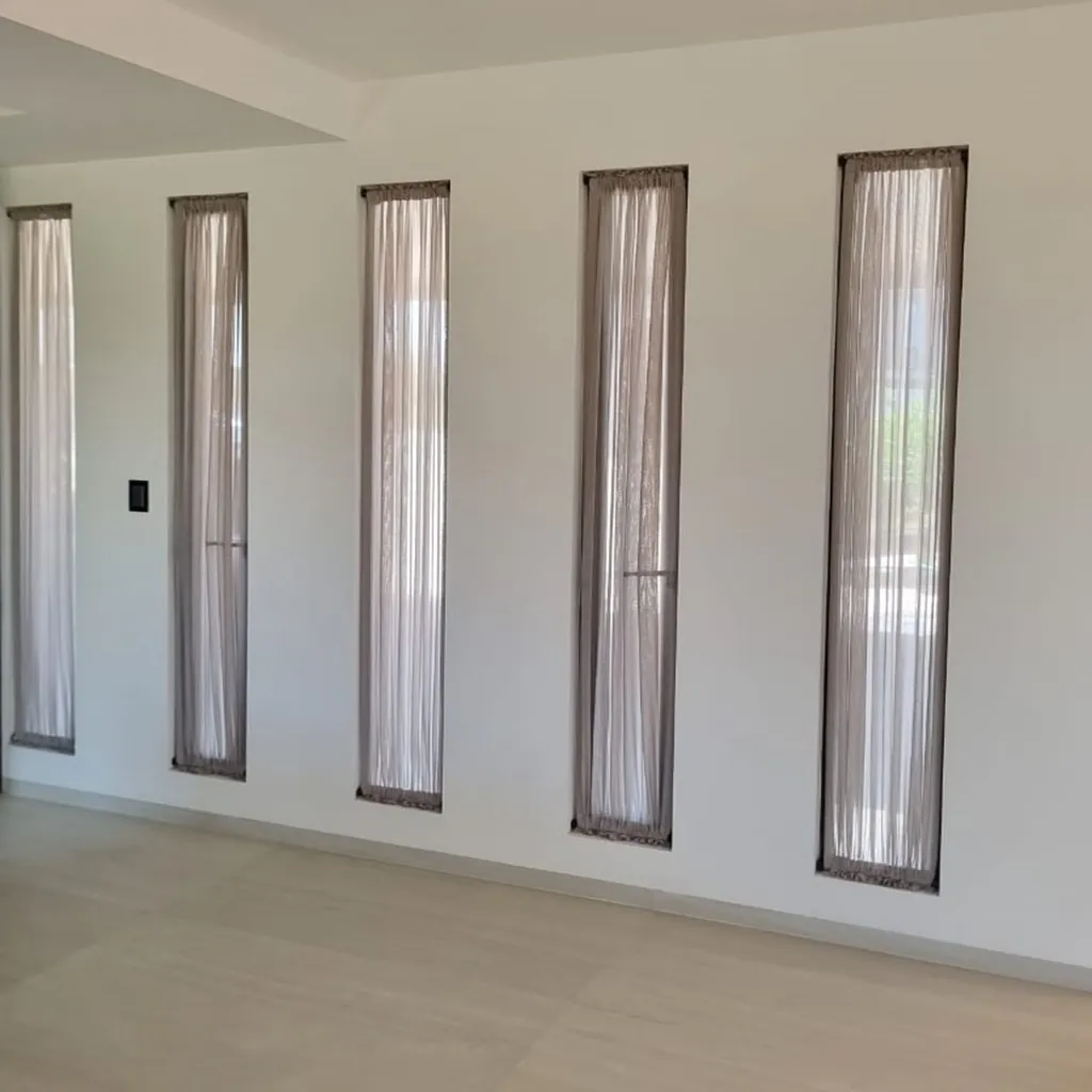 son cortinas de tergal frances ligeras translucidas ojales de la misma tela: al igual que otras cortinas con ojillos, los visillos para cortinas tienen anillas a lo largo de la parte superior, facilitando su instalacion en la barra, diseño contemporaneo: el estilo moderno y ligero de los visillos con ojillos se adapta bien a ambientes clasicos o contemporaneos, efecto suavizante, facil mantenimiento