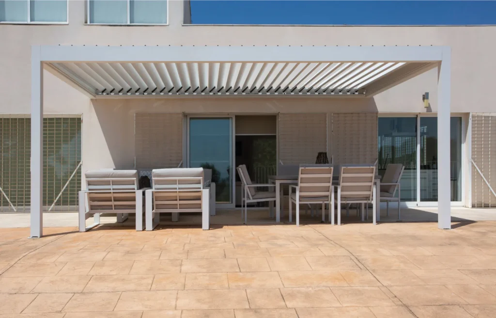 las pergolas bioclimaticas gabin, fabricadas en aluminio extruido de alta resistencia, estas pergolas cuentan con lamas motorizadas orientables que permiten regular la entrada de luz y ventilacion de forma inteligente, adaptandose al clima y generando bienestar termico todo el año