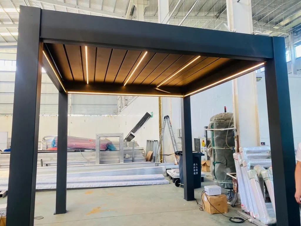 una pergola bioclimatica de aluminio con lamas orientables, transforma una cubierta o estructura exterior fija en un sistema regulable. sus lamas pueden cambiar de posicion para controlar la entrada de luz solar, generar sombra y favorecer la ventilacion natural de una terraza.