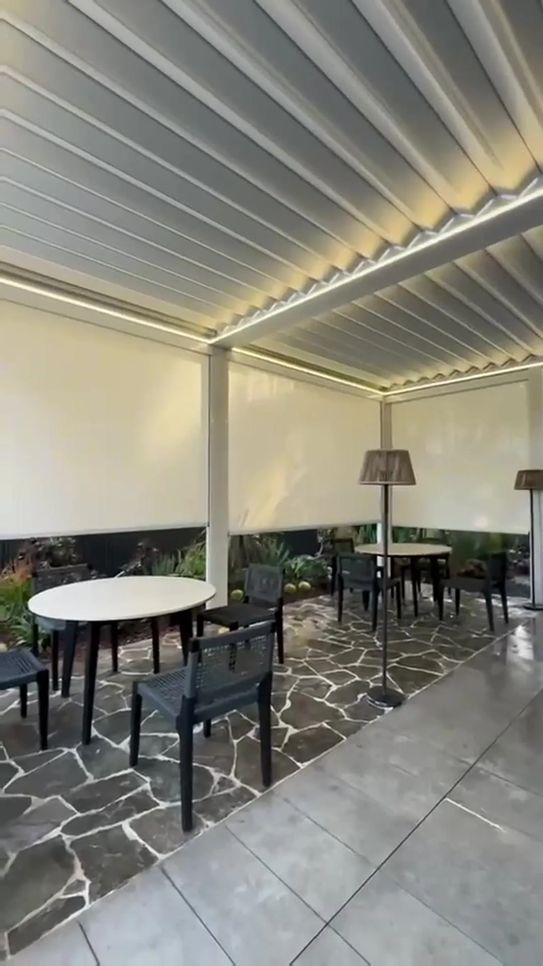 un toldo palilleria motorizado, es una cubierta inteligente textil retractil, diseñada para controlar la entrada de sol en terrazas, patios, jardines y roof gardens. el tejido se desplaza horizontalmente sobre guias y se recoge formando pliegues uniformes, permitiendo cubrir o descubrir el espacio mediante un control.